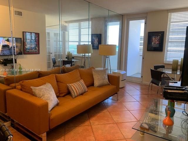 A10461151 — Miami Beach