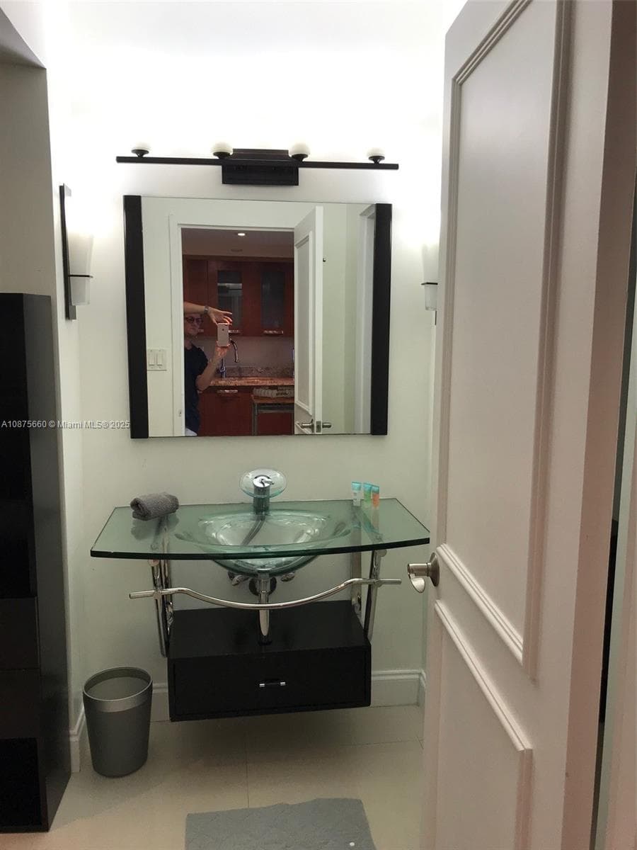 A10875660 — Miami Beach — 17