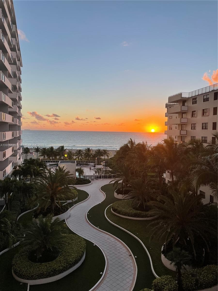 A10959685 — Miami Beach