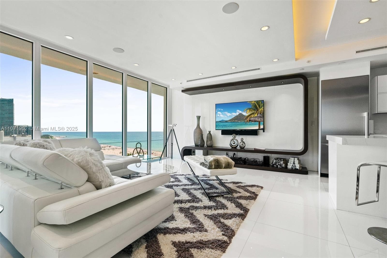 A11071952 — Miami Beach