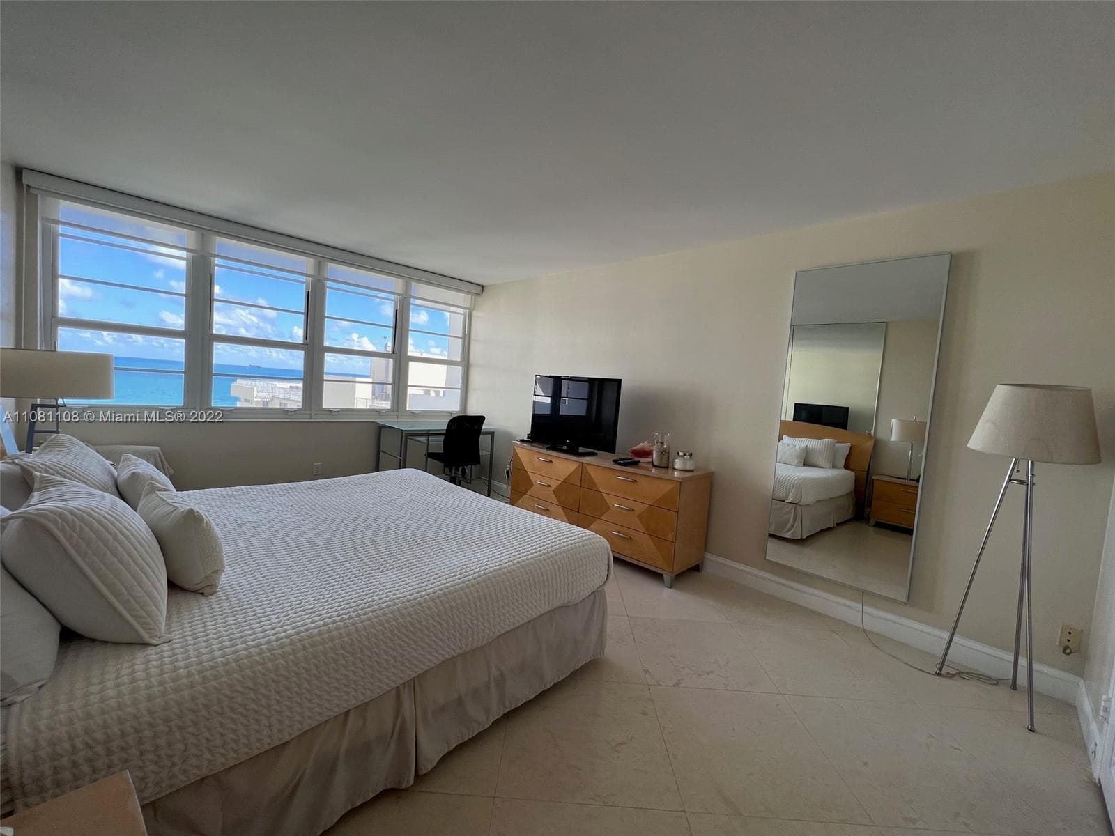 A11081108 — Miami Beach — 16