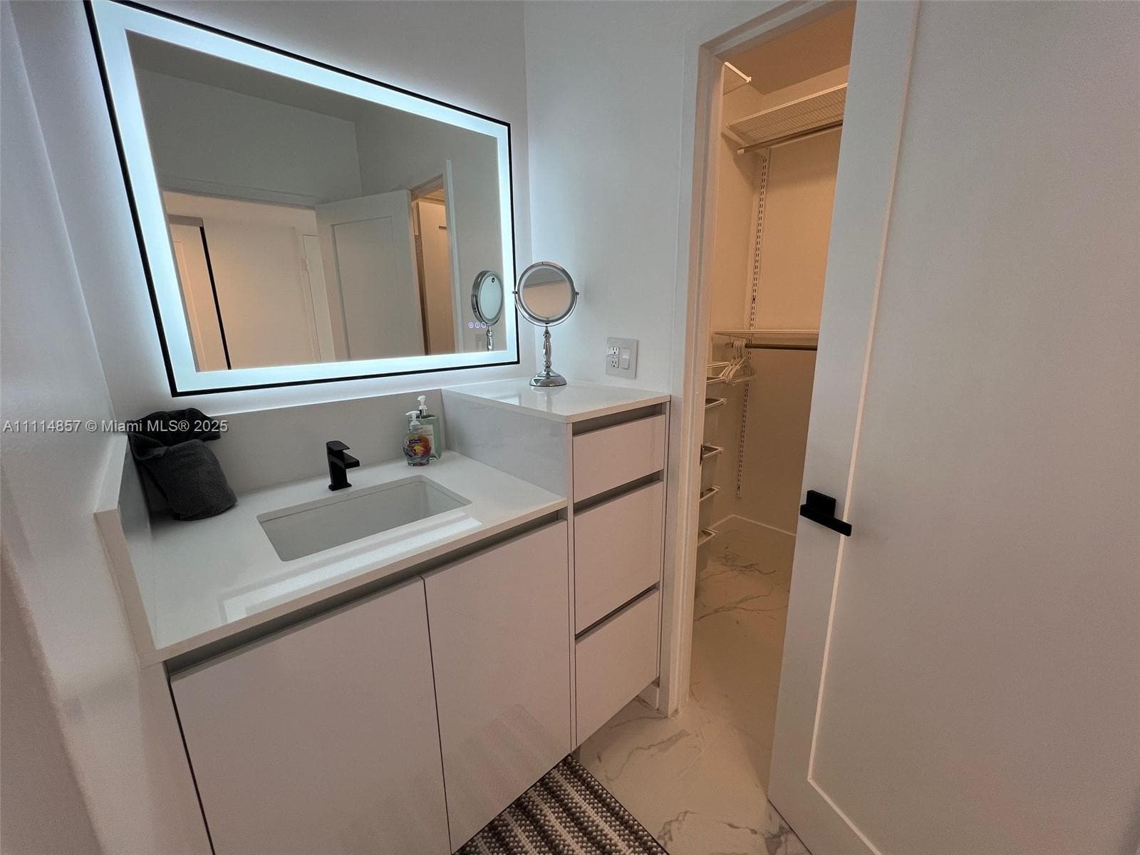 A11114857 — Miami Beach — 12