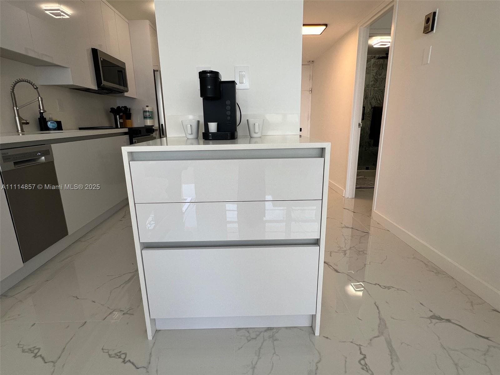 A11114857 — Miami Beach — 9