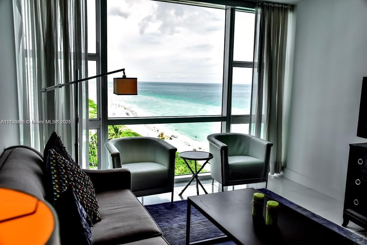 A11130808 — Miami Beach — 17
