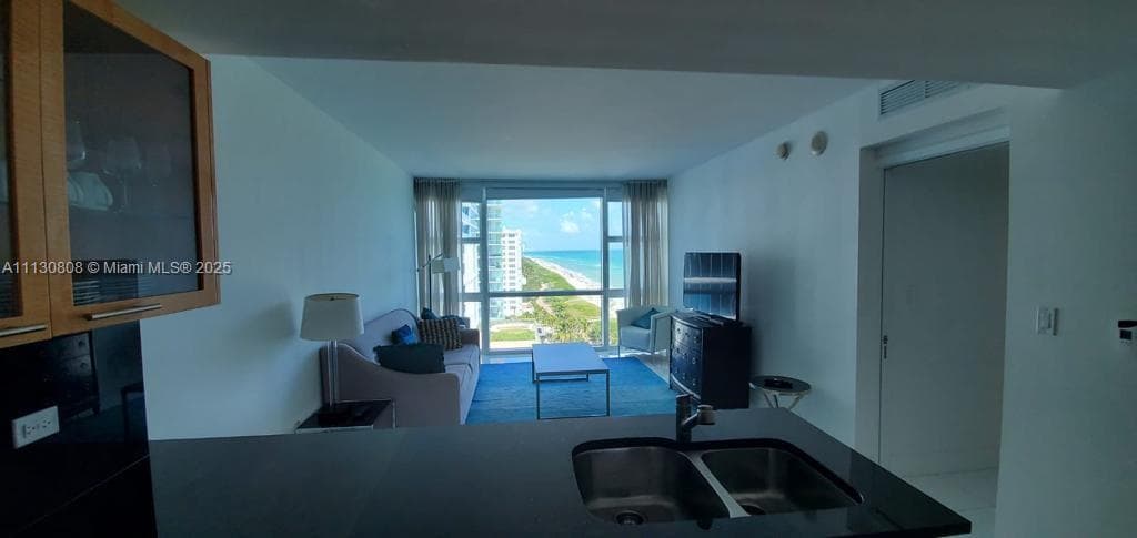 A11130808 — Miami Beach — 30
