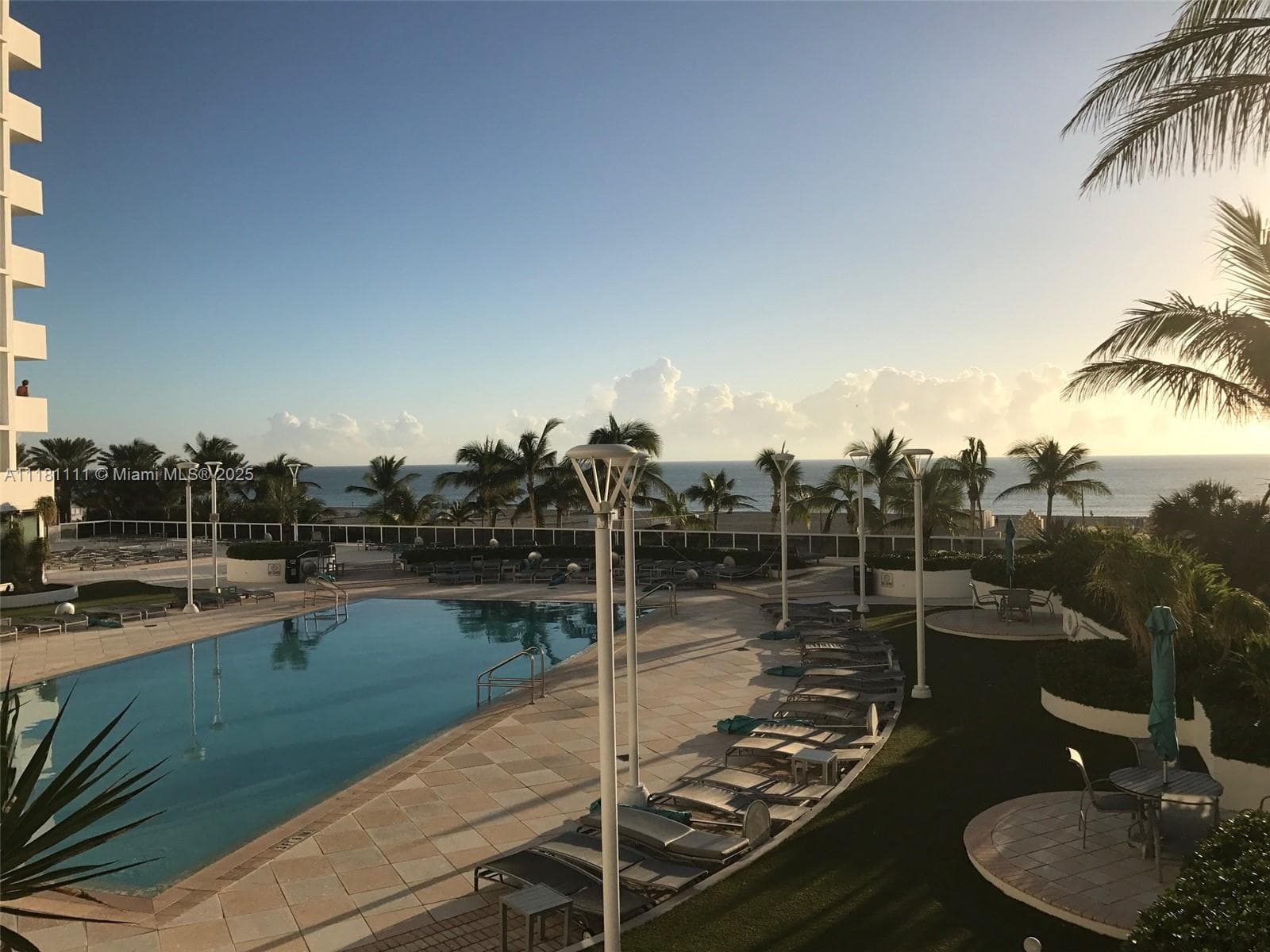 A11181111 — Miami Beach — 49