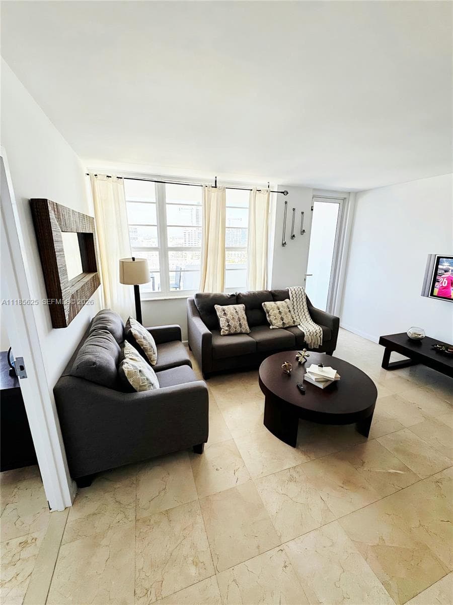 A11185625 — Miami Beach — 2