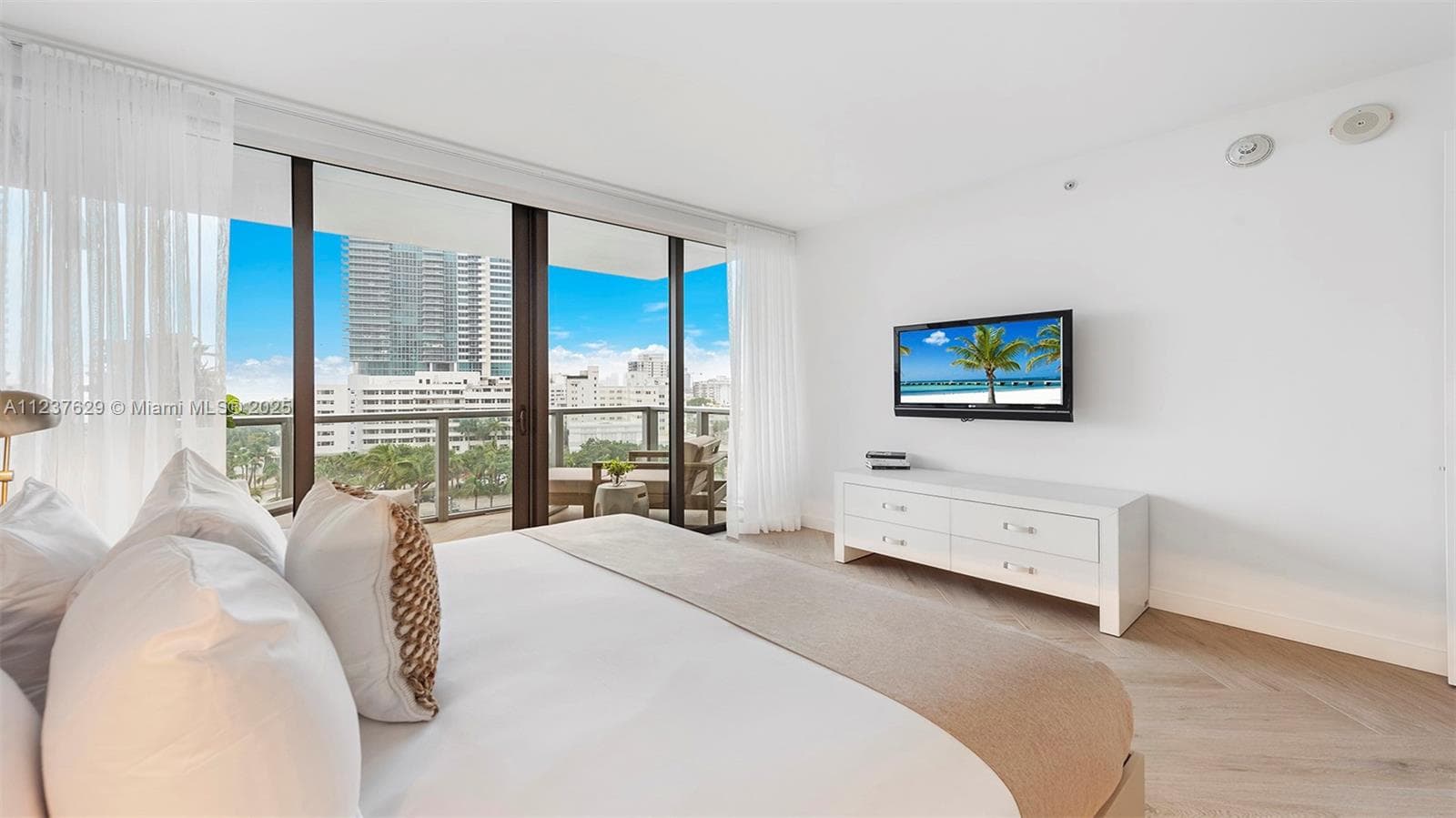 A11237629 — Miami Beach — 40