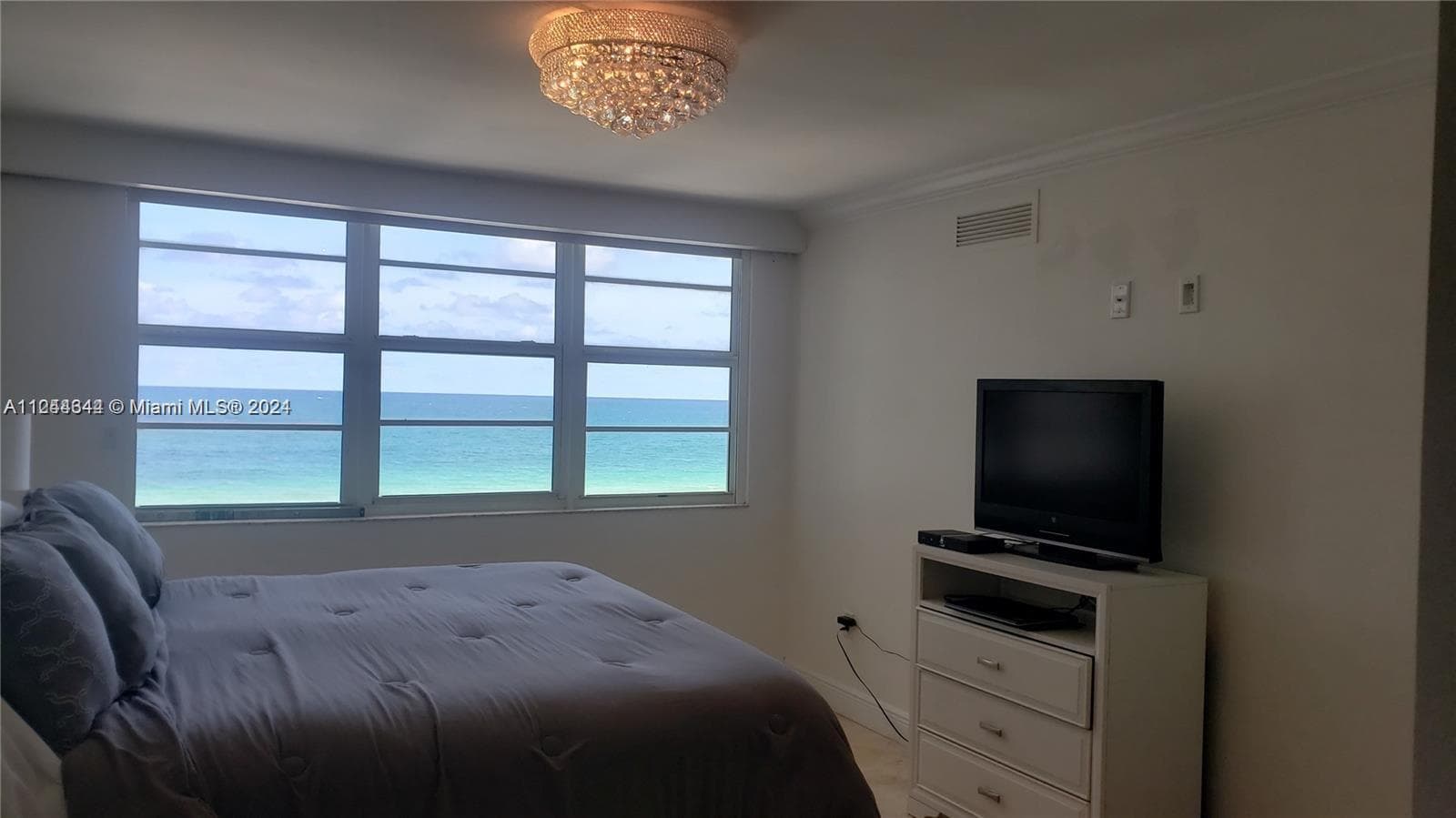 A11244344 — Miami Beach — 6