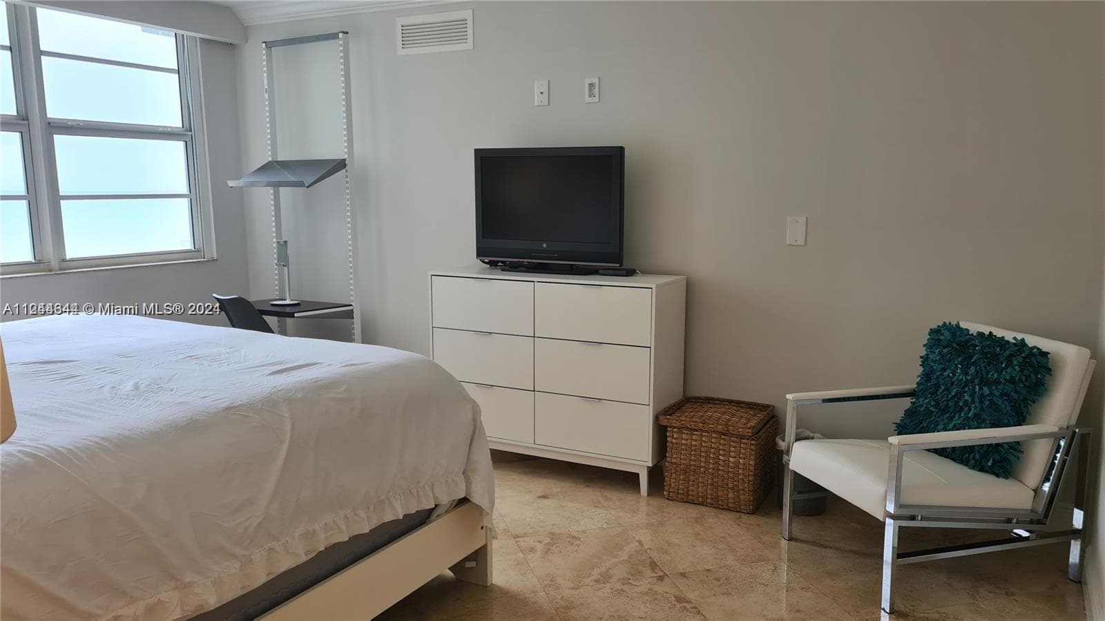 A11244344 — Miami Beach — 13