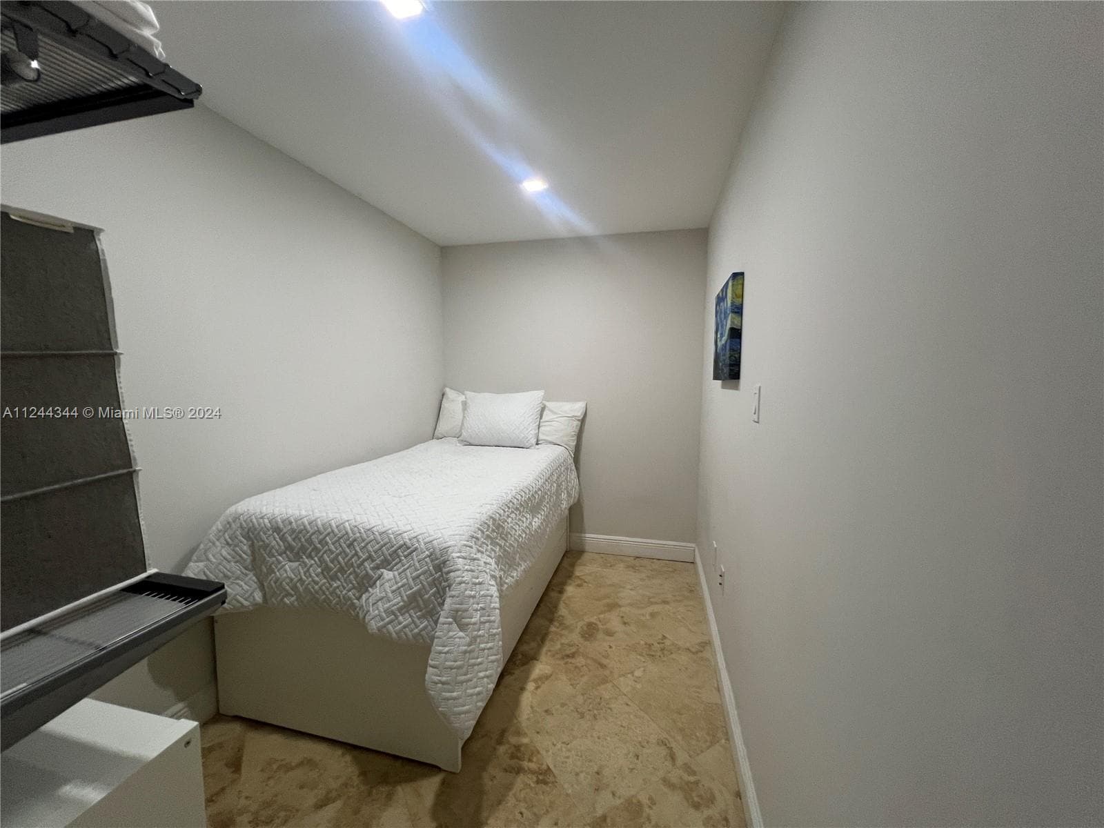 A11244344 — Miami Beach — 16