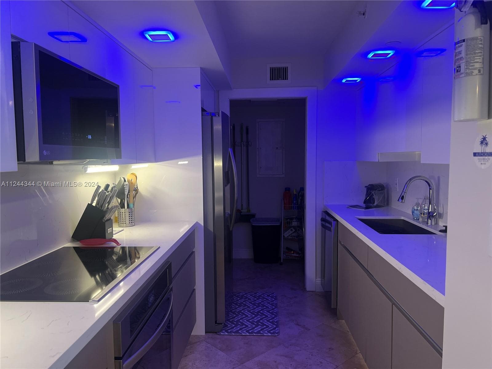 A11244344 — Miami Beach — 7