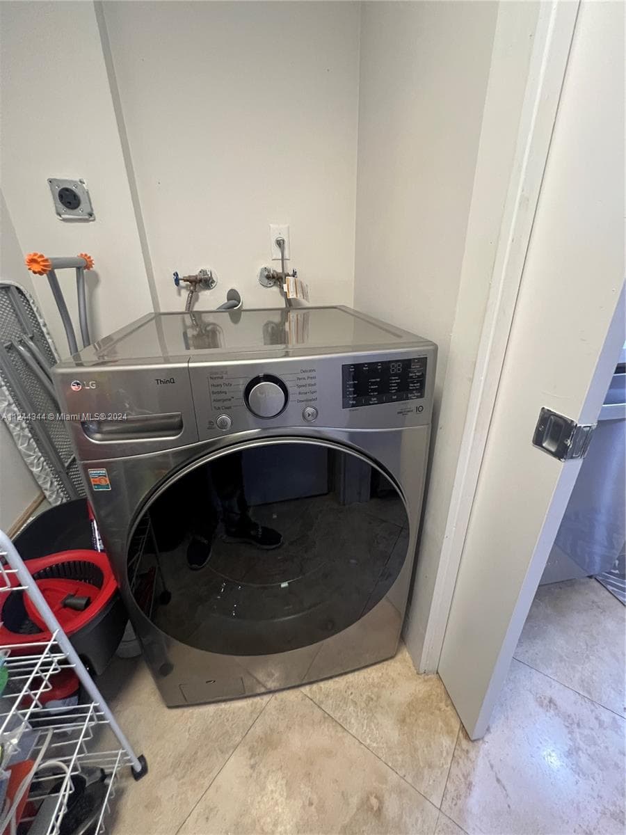A11244344 — Miami Beach — 28