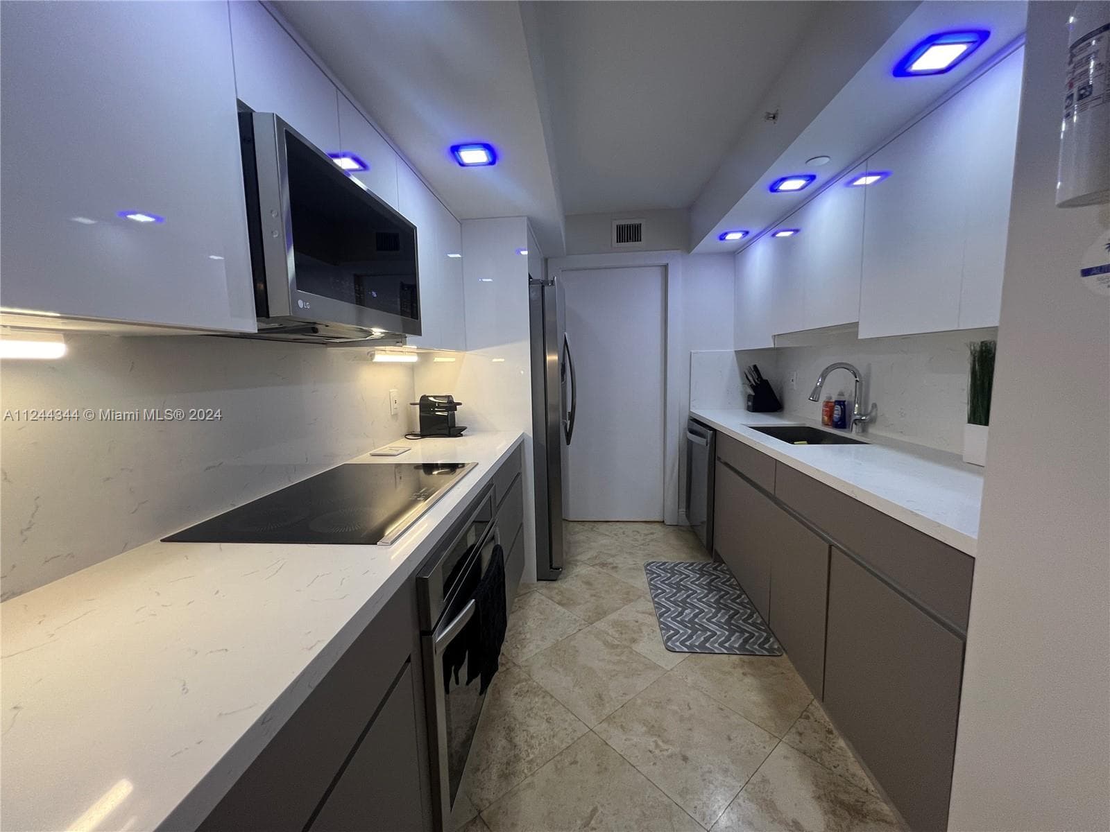 A11244344 — Miami Beach — 5
