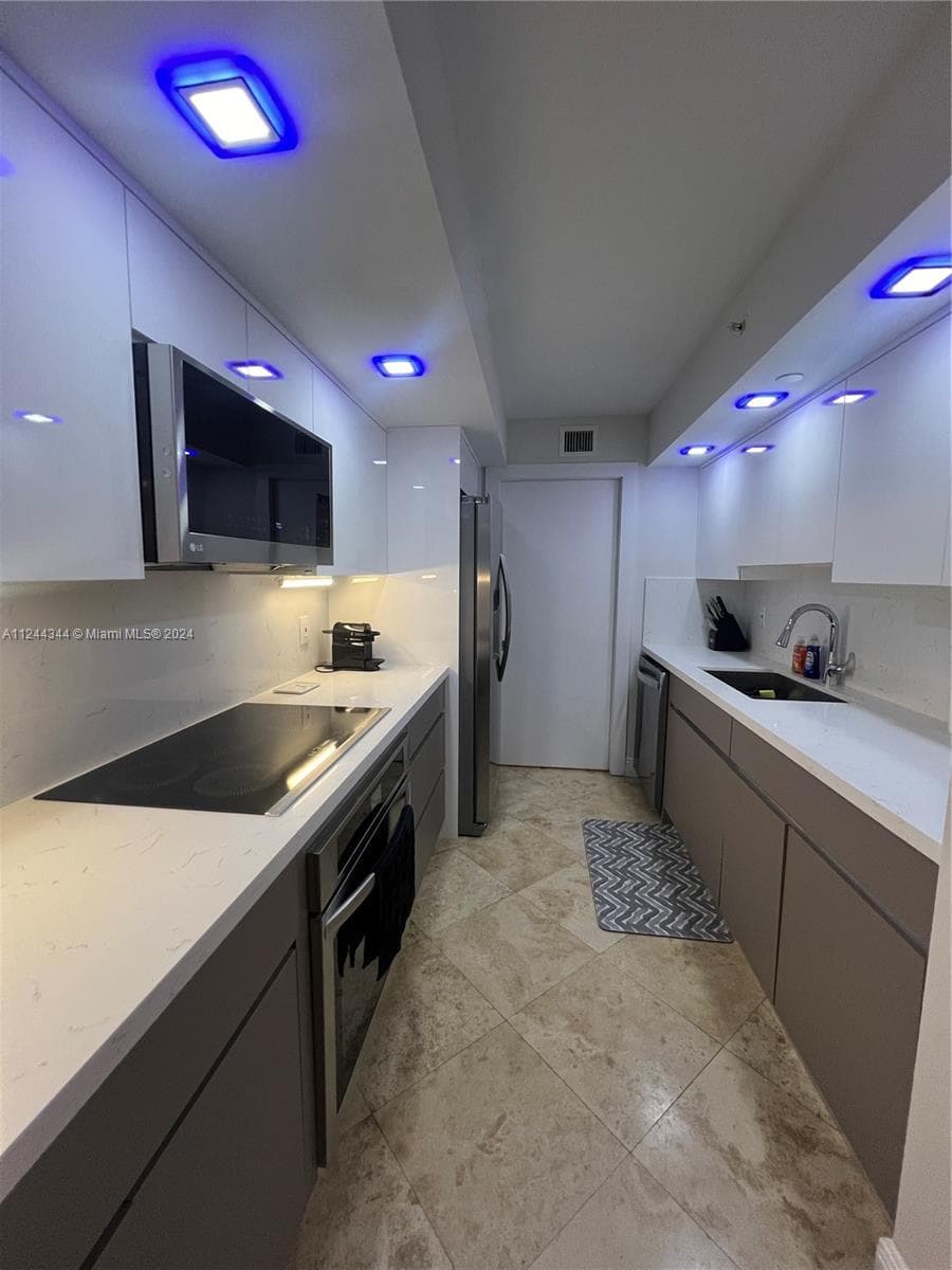 A11244344 — Miami Beach — 20