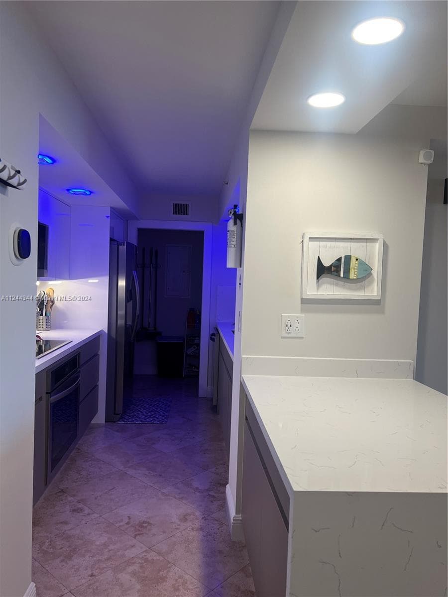 A11244344 — Miami Beach — 9
