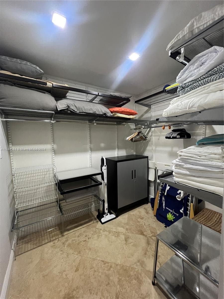 A11244344 — Miami Beach — 24