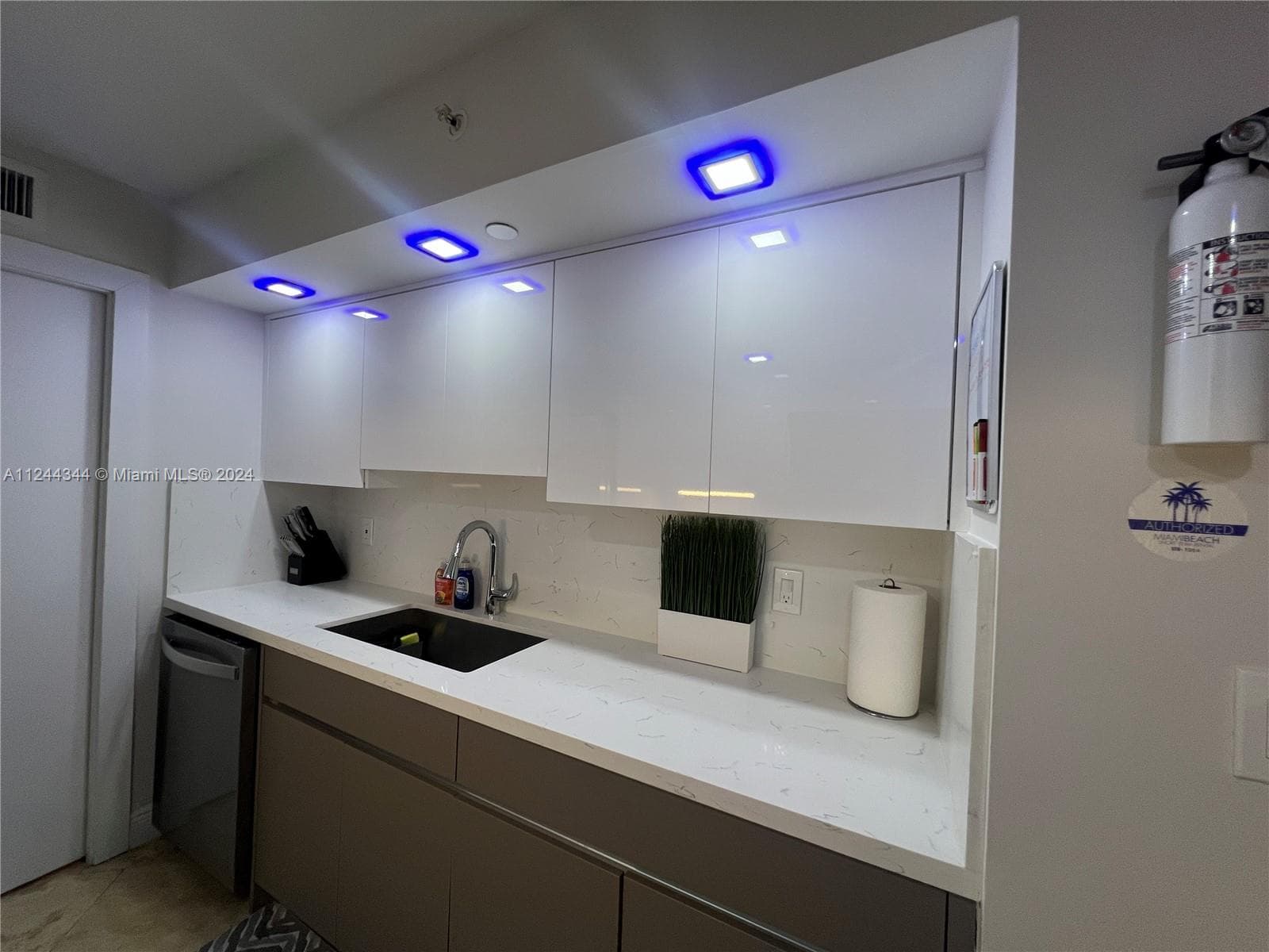A11244344 — Miami Beach — 18