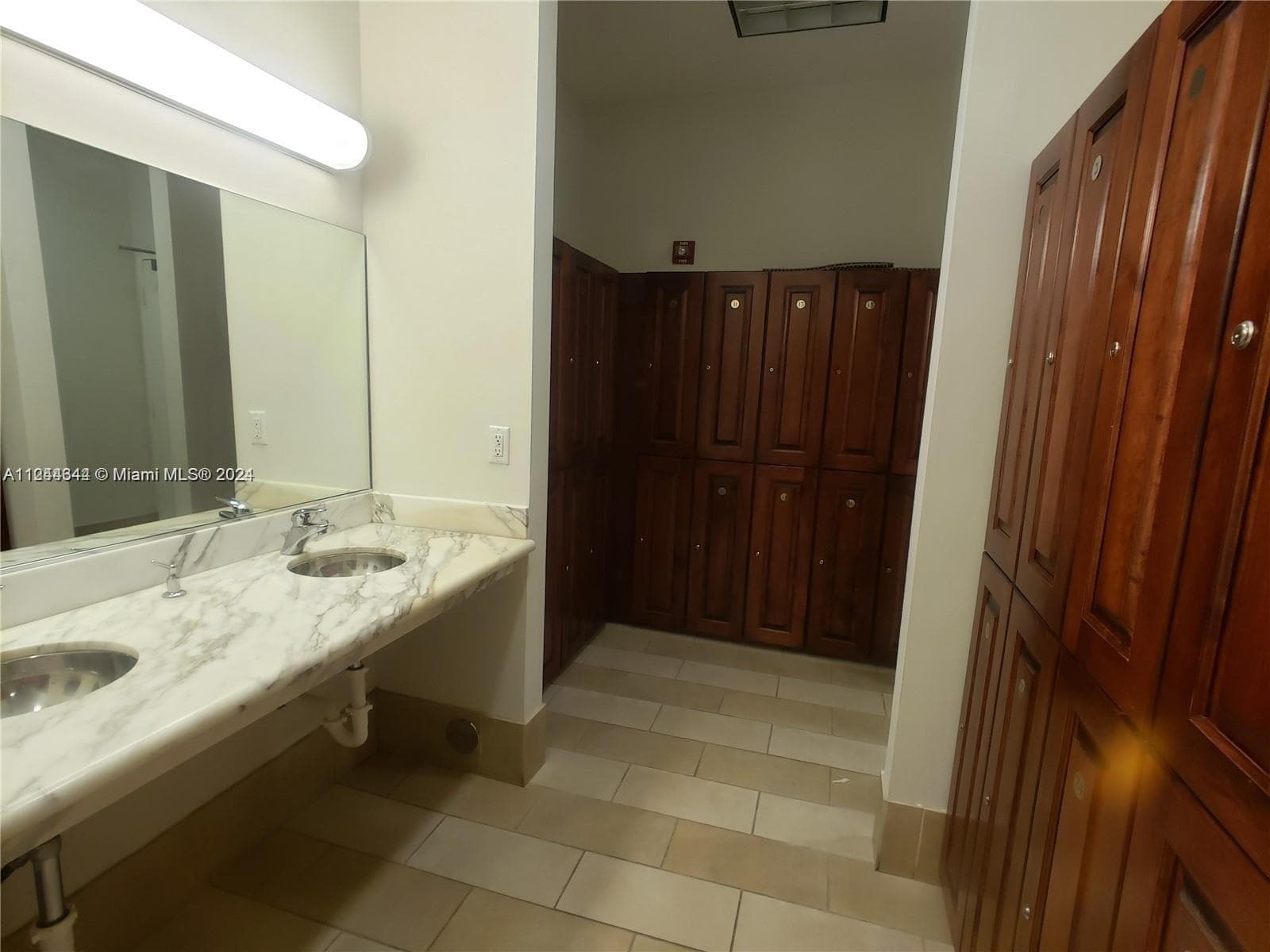 A11244344 — Miami Beach — 40
