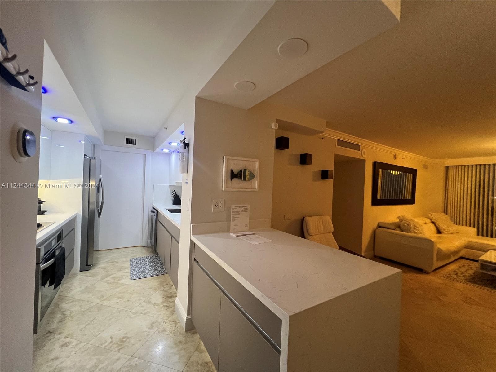 A11244344 — Miami Beach — 8