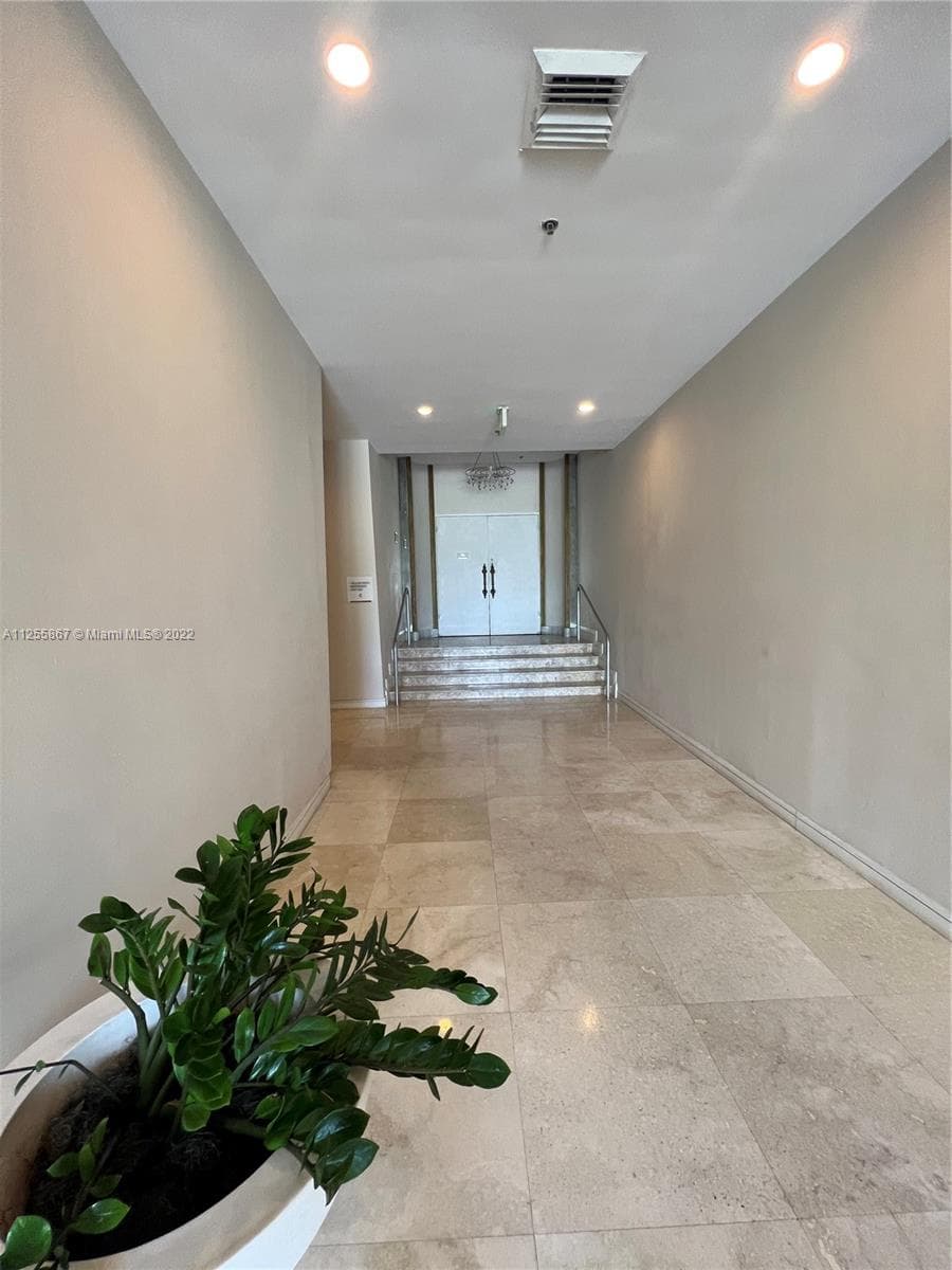 A11255867 — Miami Beach — 33