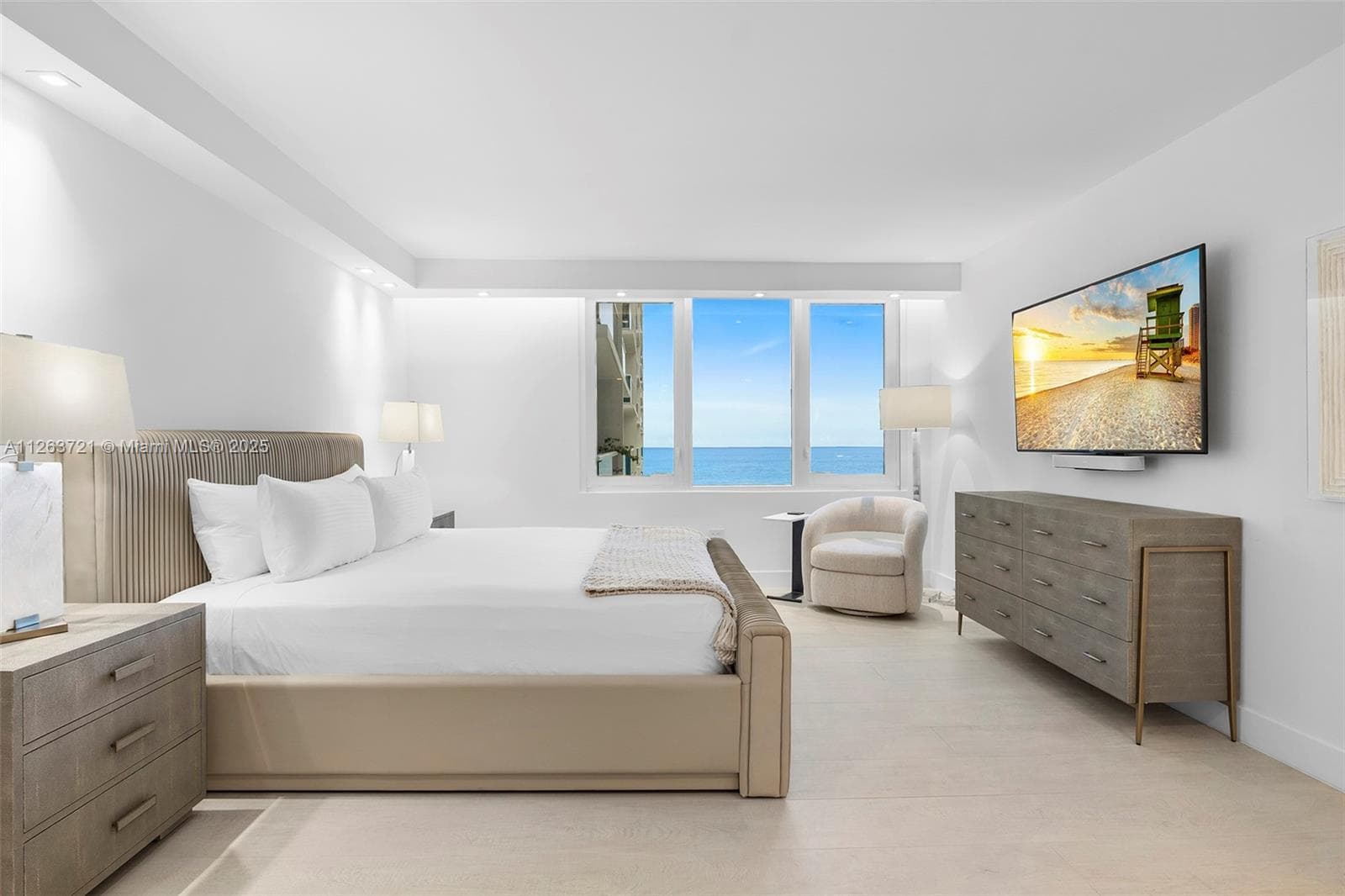 A11263721 — Miami Beach — 3