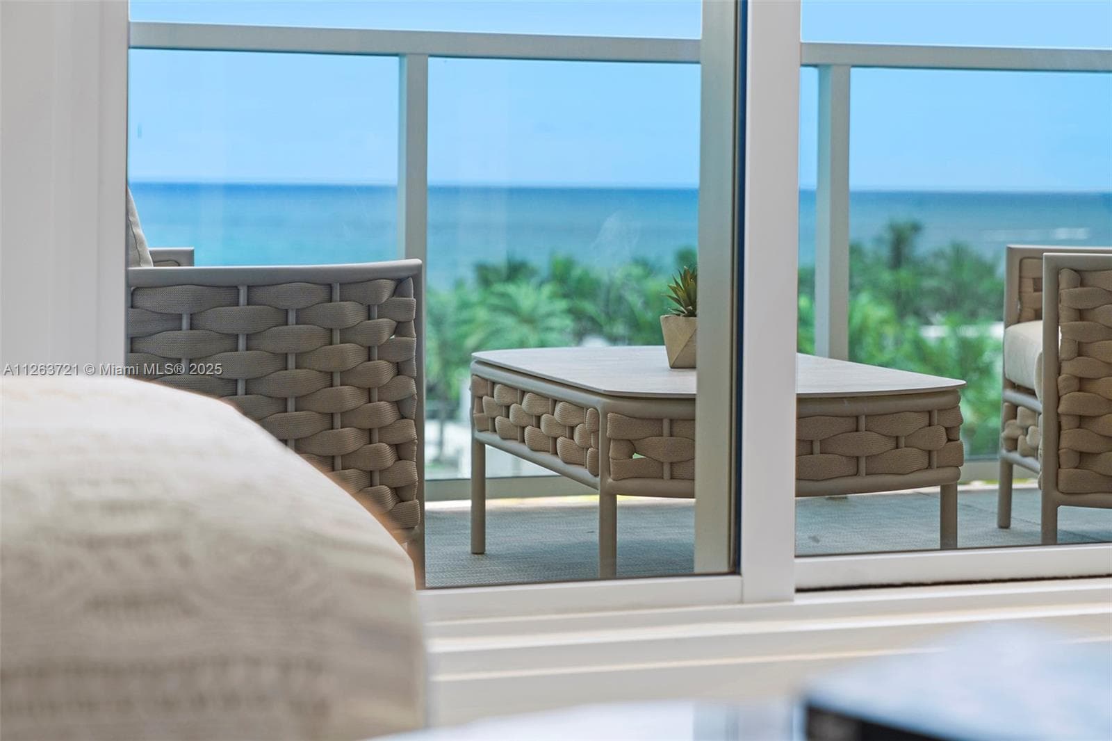 A11263721 — Miami Beach — 10