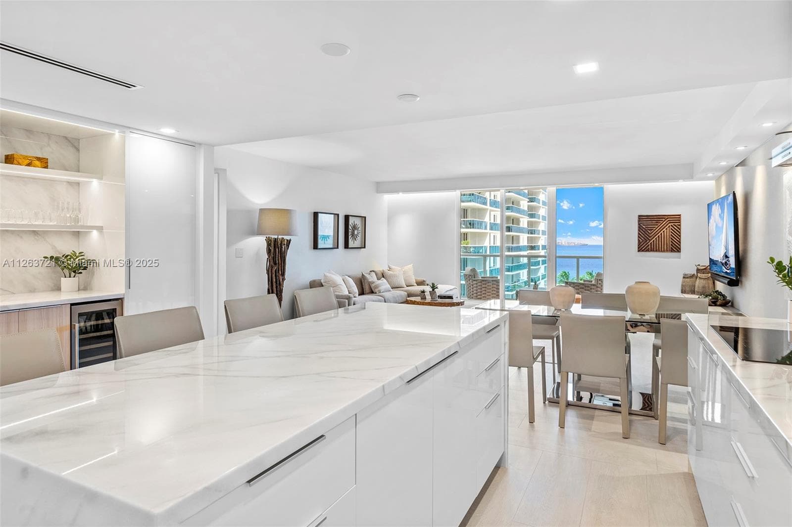 A11263721 — Miami Beach — 14