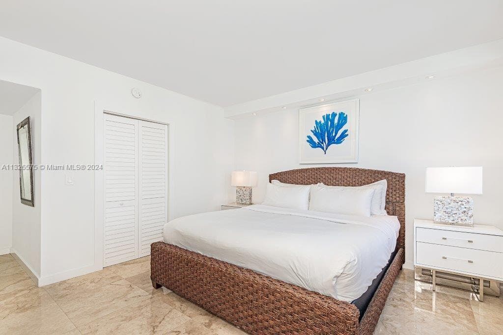 A11326575 — Miami Beach — 12