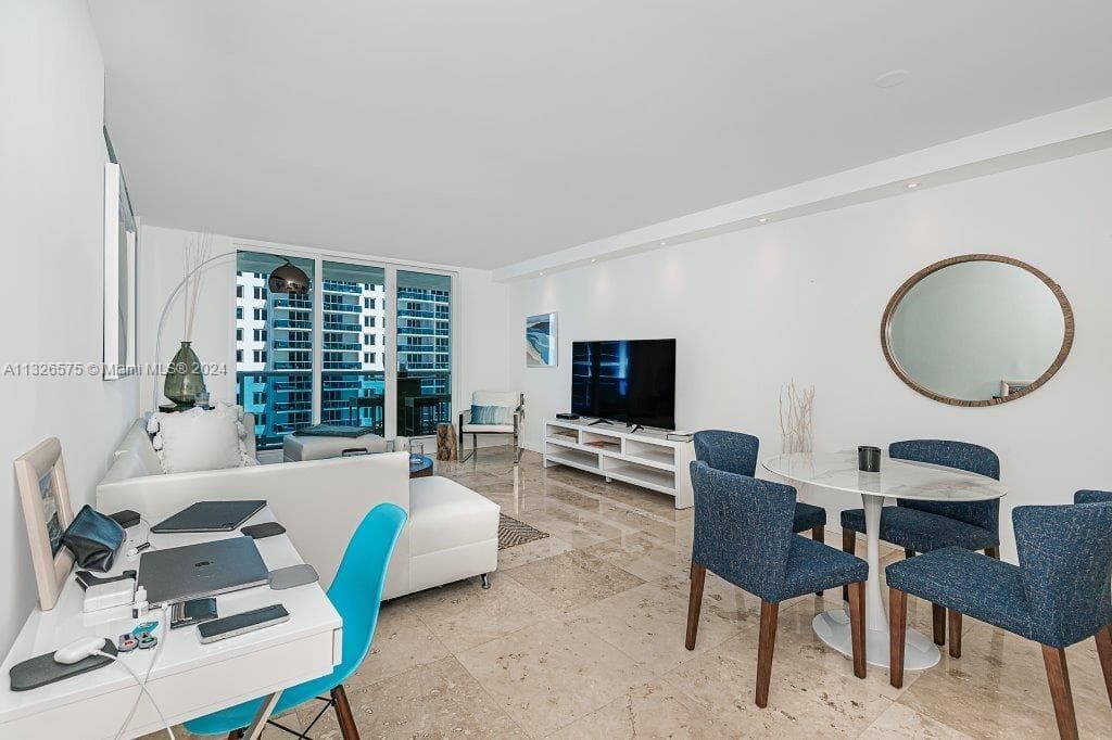 A11326575 — Miami Beach — 7