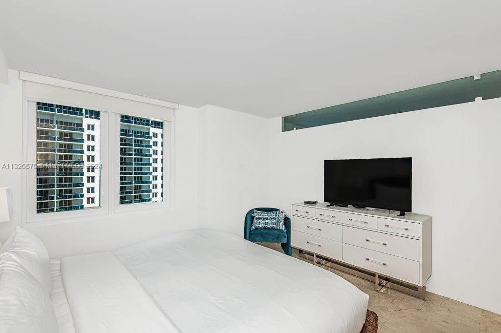 A11326575 — Miami Beach — 10