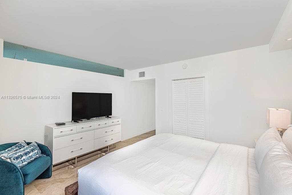 A11326575 — Miami Beach — 11