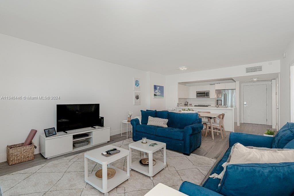 A11348446 — Miami Beach — 6