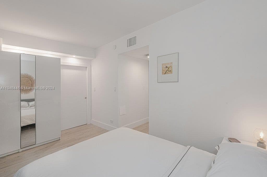 A11348446 — Miami Beach — 12