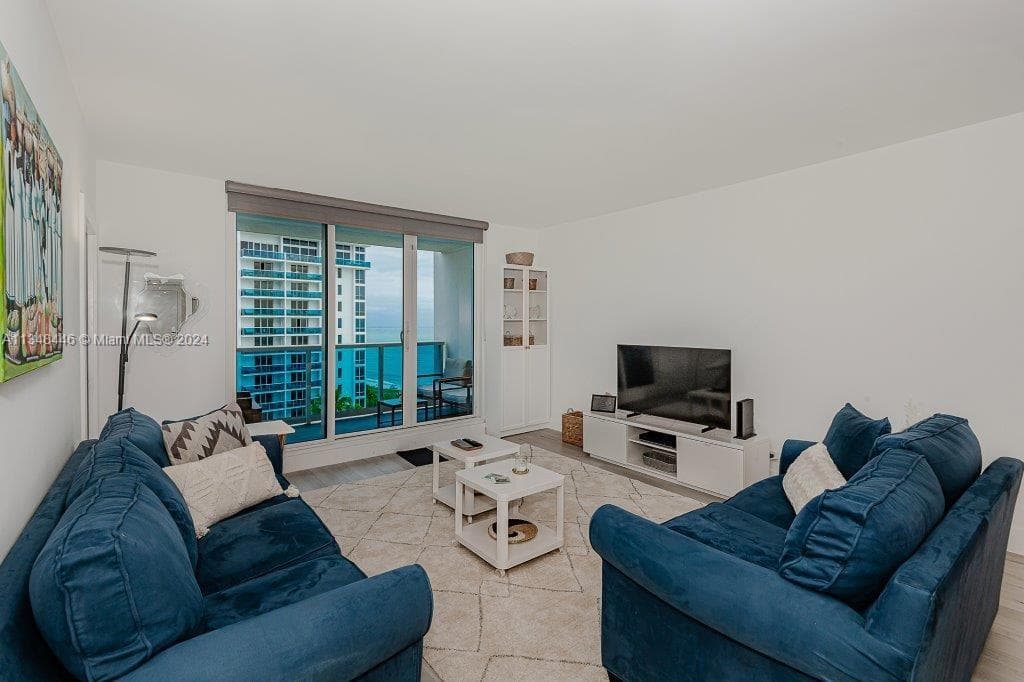 A11348446 — Miami Beach — 4