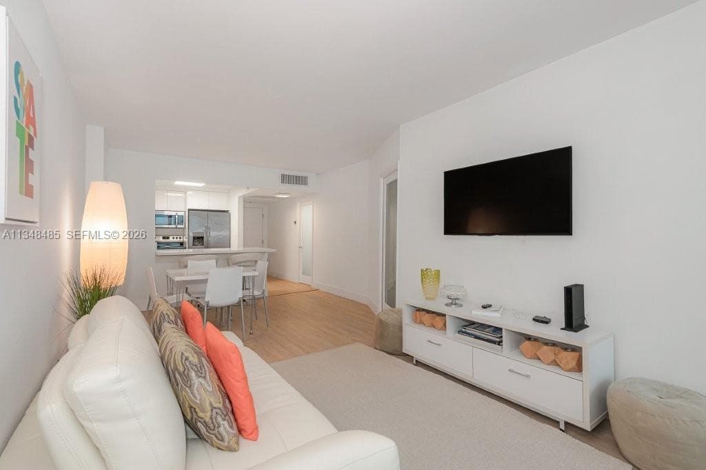 A11348485 — Miami Beach