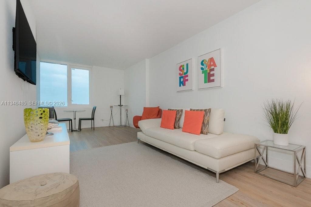 A11348485 — Miami Beach — 10