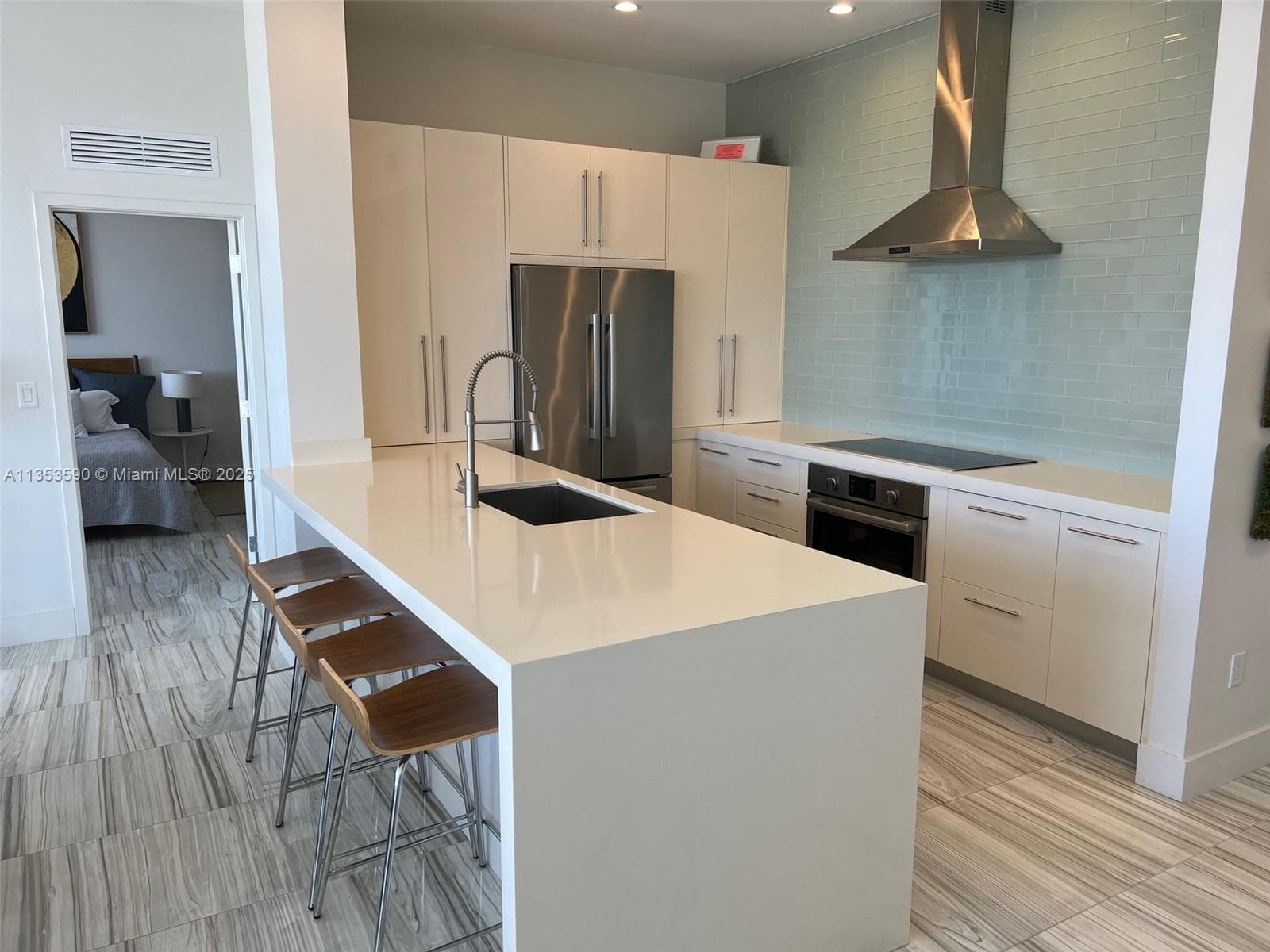 A11353590 — Miami Beach — 11