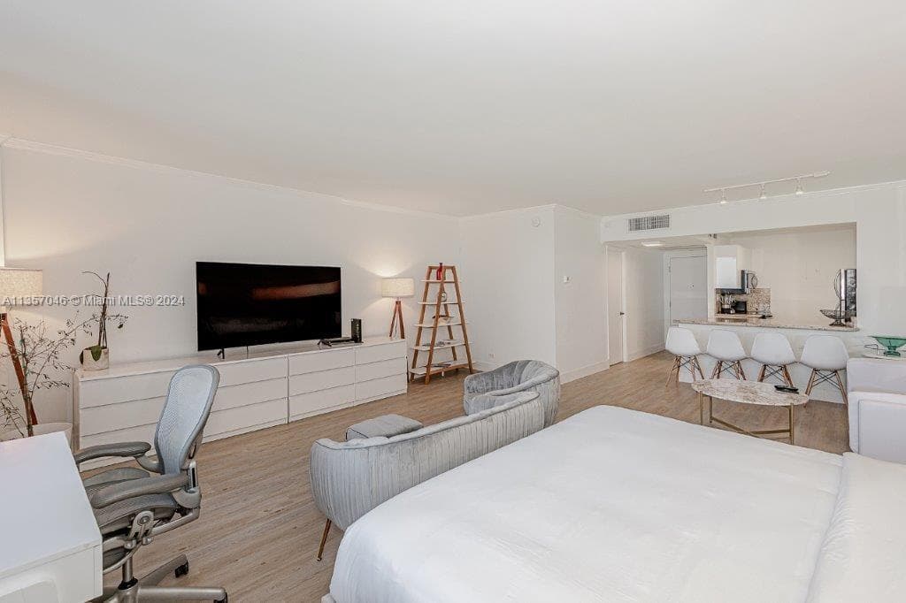 A11357046 — Miami Beach — 11