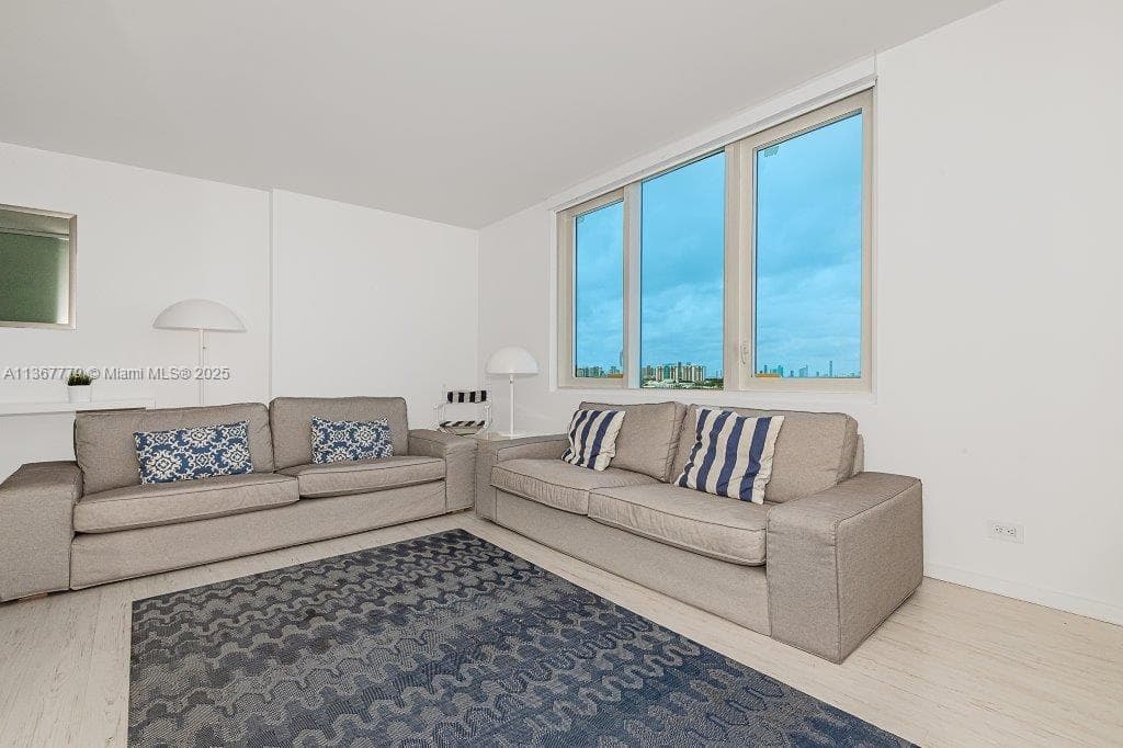 A11367779 — Miami Beach — 6