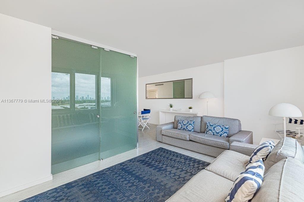 A11367779 — Miami Beach — 7