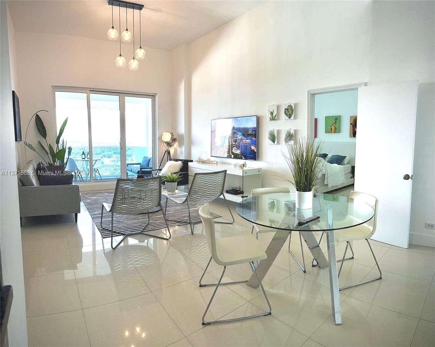 A11371588 — Miami Beach