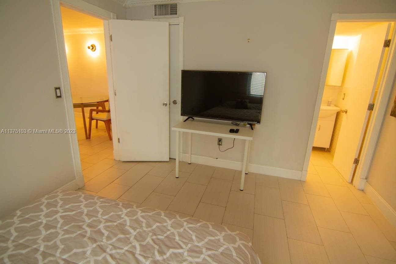 A11375103 — Miami Beach — 4