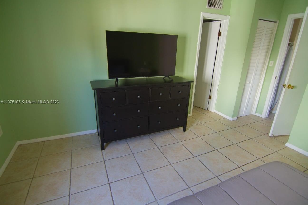 A11375107 — Miami Beach — 12