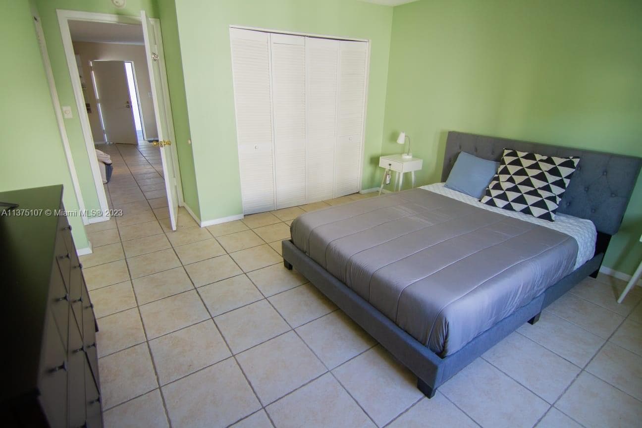 A11375107 — Miami Beach — 9