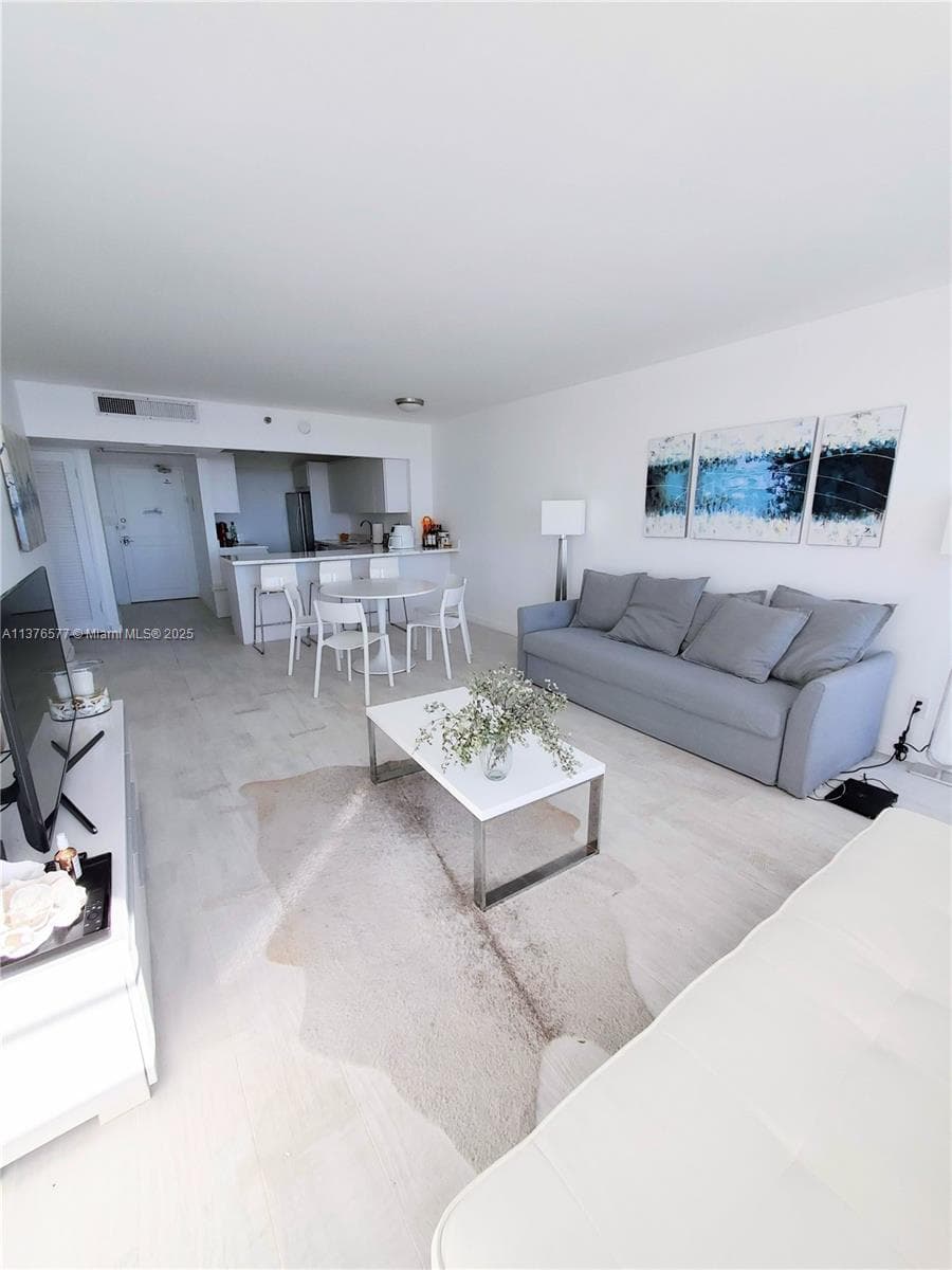 A11376577 — Miami Beach — 15