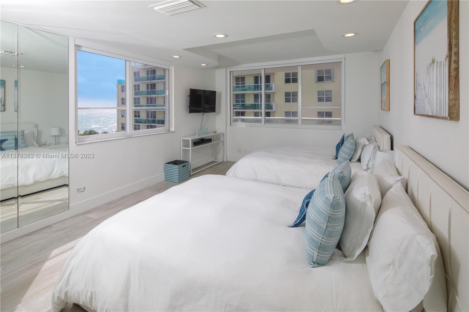 A11378382 — Miami Beach — 13
