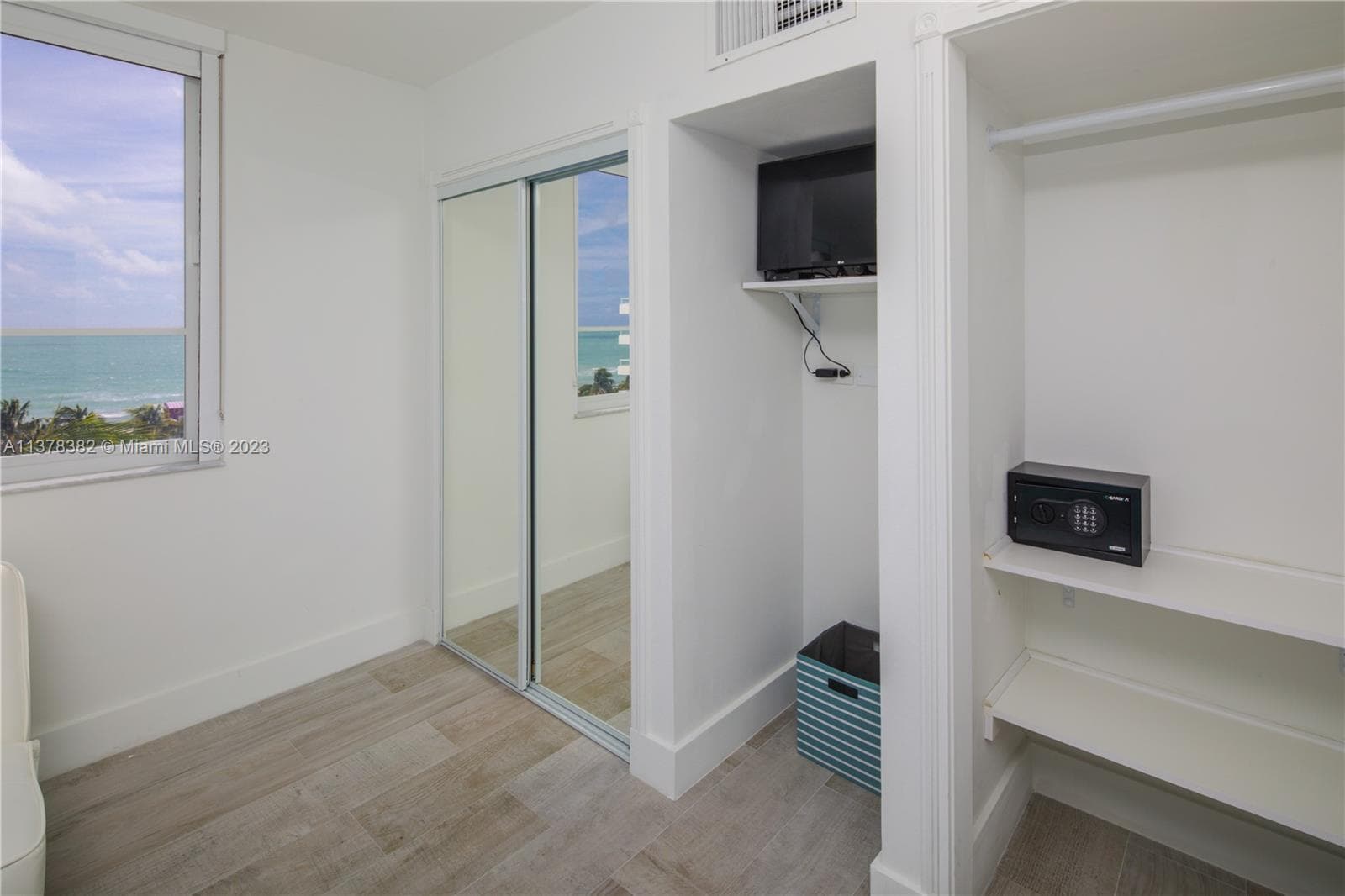 A11378382 — Miami Beach — 22