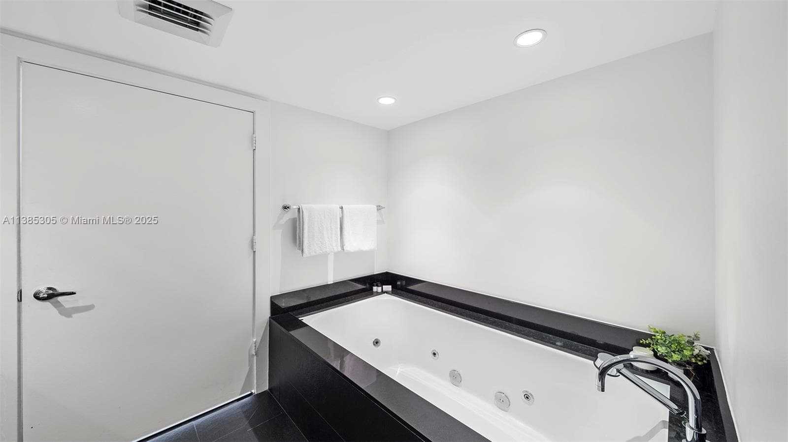 A11385305 — Miami Beach — 43