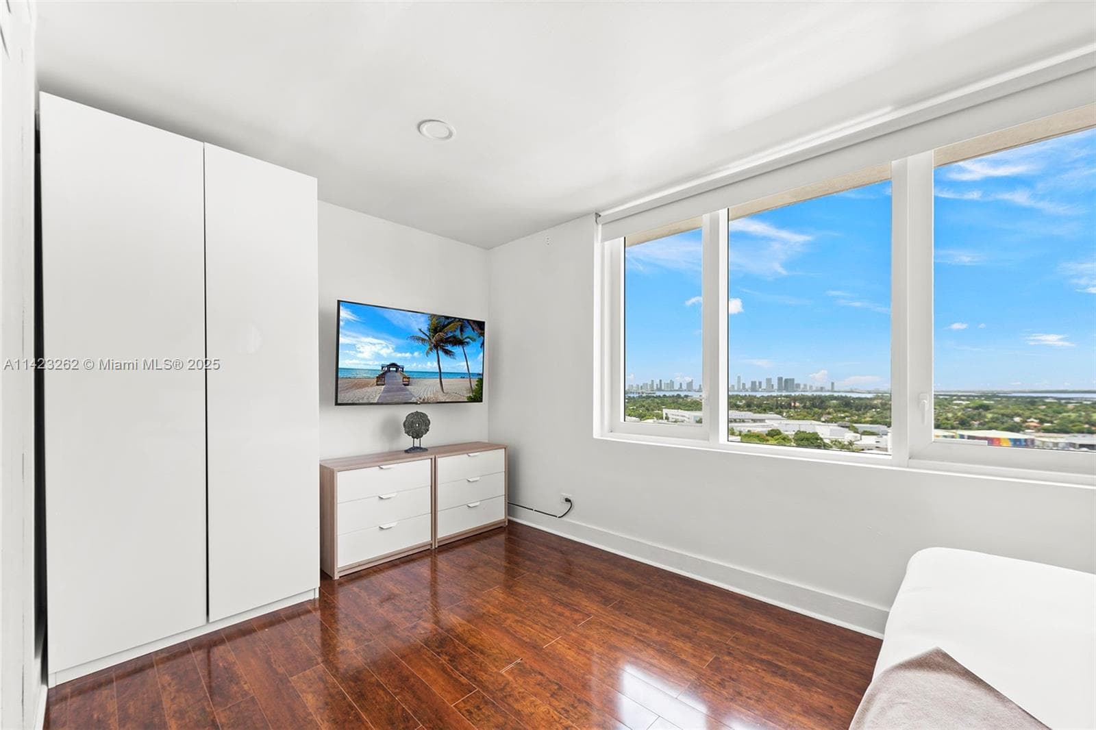 A11423262 — Miami Beach — 11